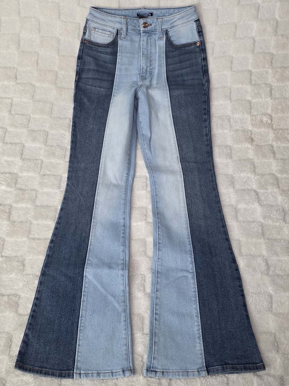 Fashion Nova She's Trouble Two Tone Flare Jean Medium Blue Wash Size 5/27 BNWOT